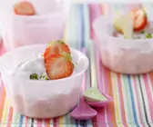 Quarkcreme mit Eis und Obst
