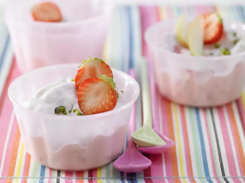 Quarkcreme mit Eis und Obst