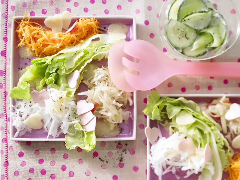 Salatplatte mit pikanten Herzen