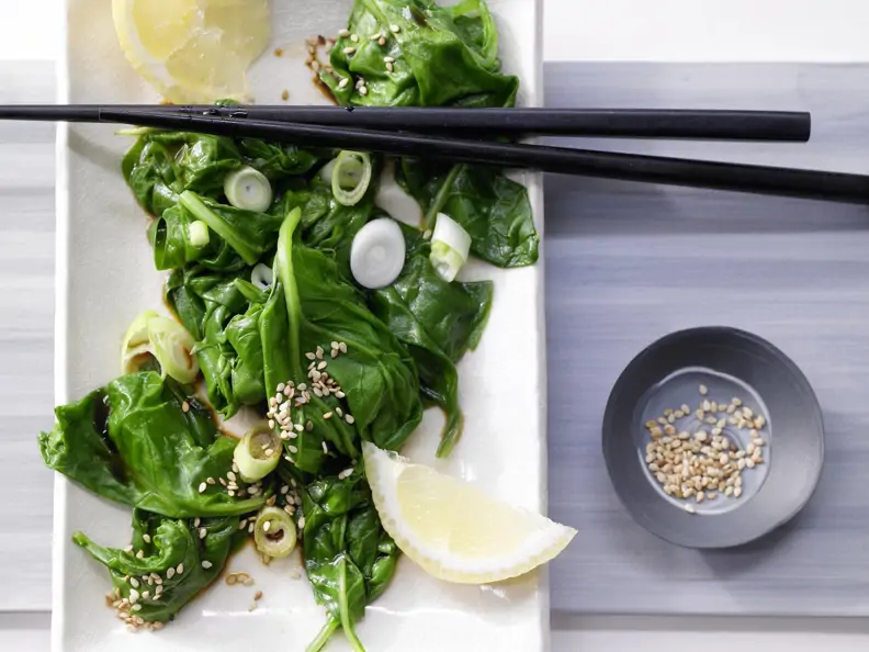 Spinatsalat mit Sesam