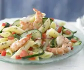 Lauwarmer Nudel-Gurken-Salat