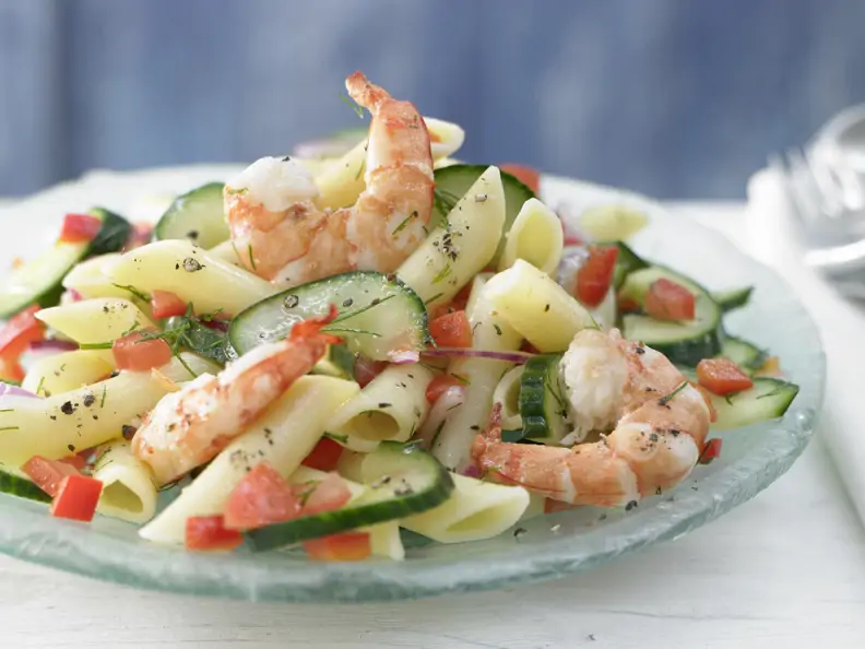 Lauwarmer Nudel-Gurken-Salat