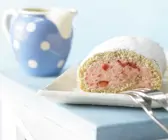 Biskuitrolle mit Erdbeersahne