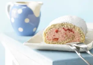 Biskuitrolle mit Erdbeersahne