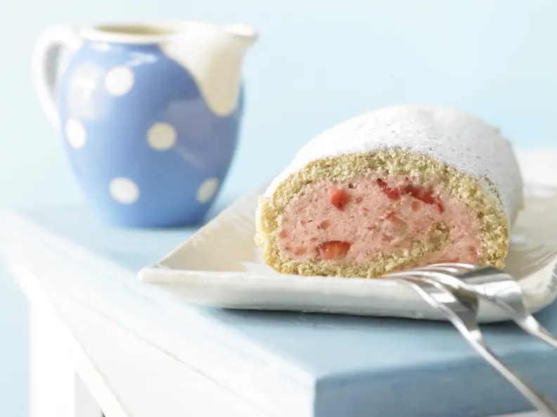 Biskuitrolle mit Erdbeersahne