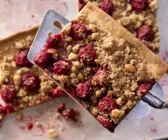 Kirsch-Streuselkuchen mit Cashewkernen