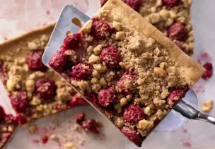 Kirsch-Streuselkuchen mit Cashewkernen