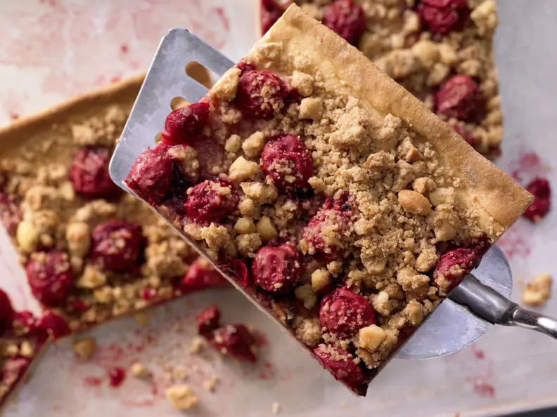 Kirsch-Streuselkuchen mit Cashewkernen