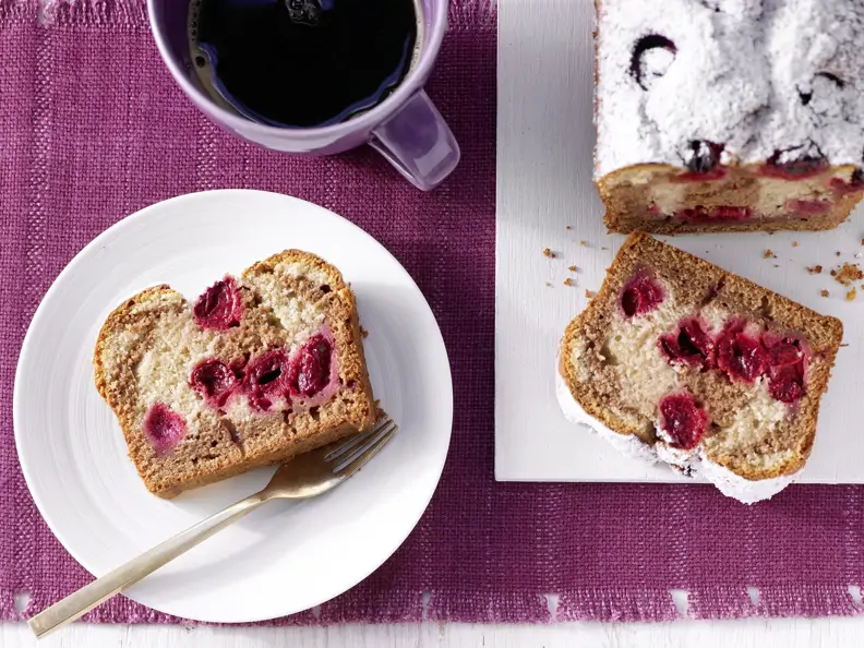 Marmorkuchen mit Sauerkirschen und Buttermilch