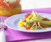 Schichtsalat mit Paprika und Sesam