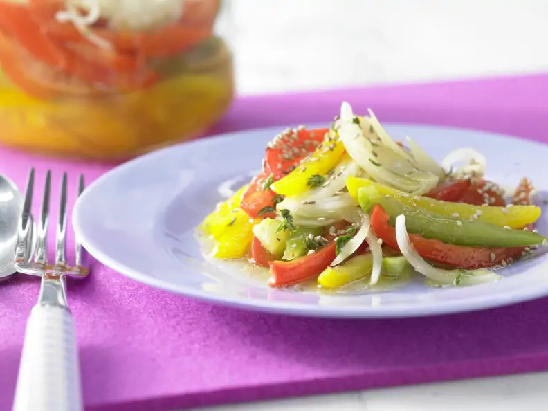 Schichtsalat mit Paprika und Sesam