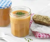 Kalte Süßkartoffelsuppe mit Tomaten