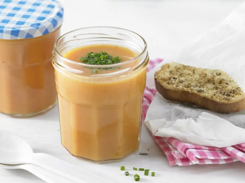 Kalte Süßkartoffelsuppe mit Tomaten