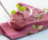 Himbeer-Joghurt-Eis mit Zitronenmelisse 