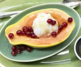 Papaya mit Eisfüllung