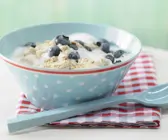 Zwiebackbrei mit Heidelbeeren