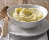 Kartoffelpüree in weißer Schüssel