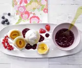 Gefüllte Hefeklöße mit Beerensauce