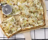 Kraut-Flammkuchen mit Walnüssen