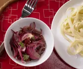 Pastasauce mit roten Zwiebeln