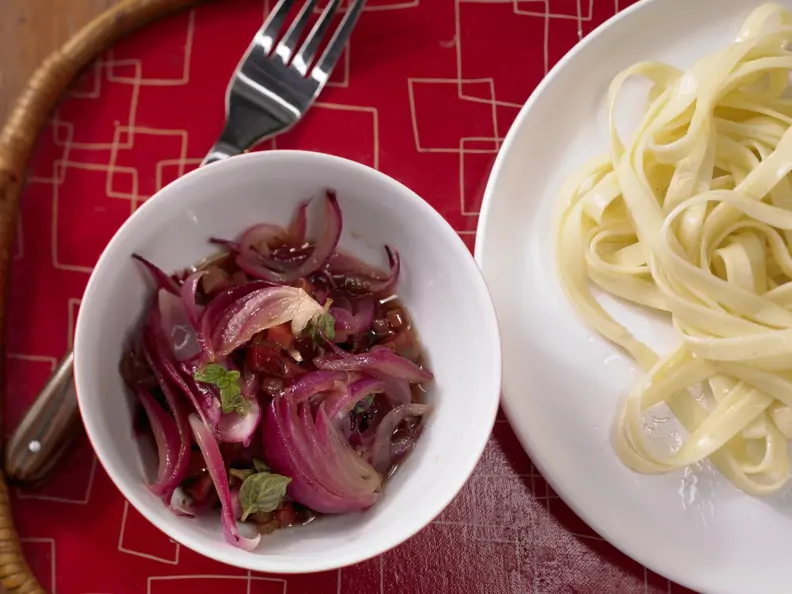 Pastasauce mit roten Zwiebeln