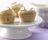 Baiser-Muffins mit Brombeeren und Limettenschale