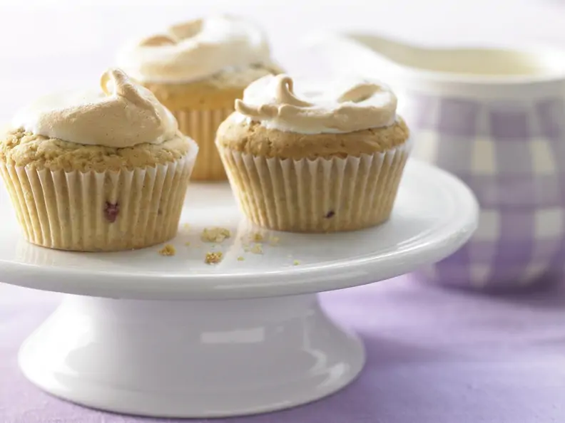 Baiser-Muffins mit Brombeeren und Limettenschale