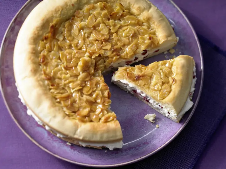Gefüllter Mandel-Hefekuchen