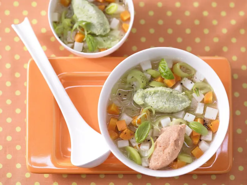 Gemüsesuppe mit Grießnocken