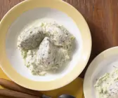 Kürbiskernnocken mit Zucchinisauce