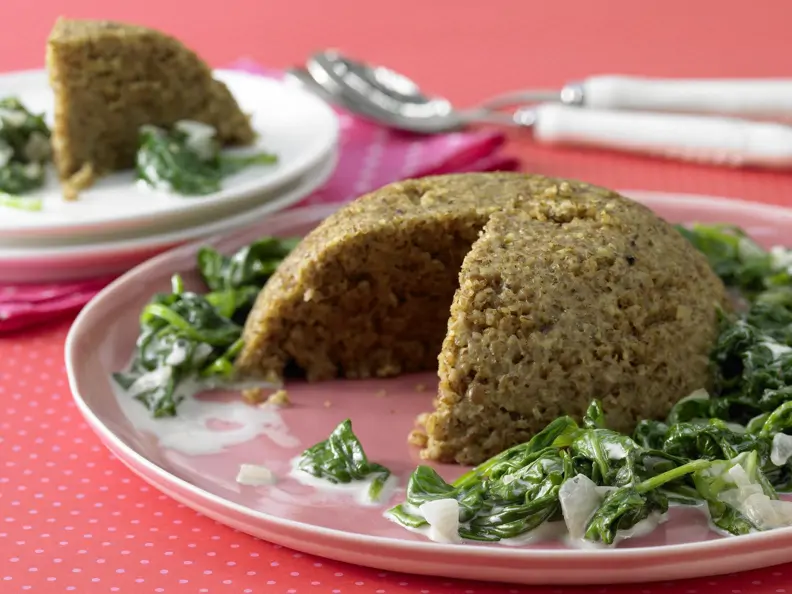 Mandelgrütze mit Rahmspinat