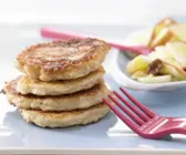 Süße Quarkpuffer mit Apfelsalat