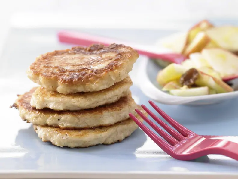 Süße Quarkpuffer mit Apfelsalat