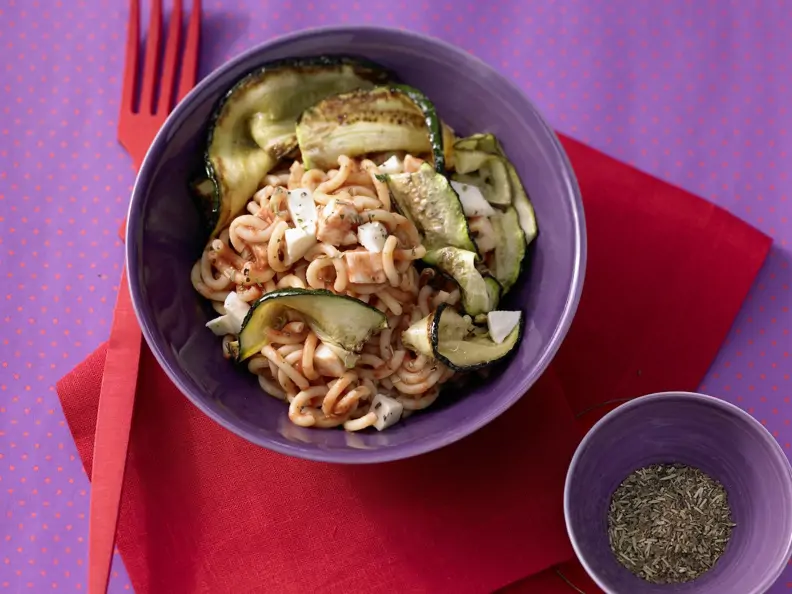 Tomatennudeln mit Zucchini