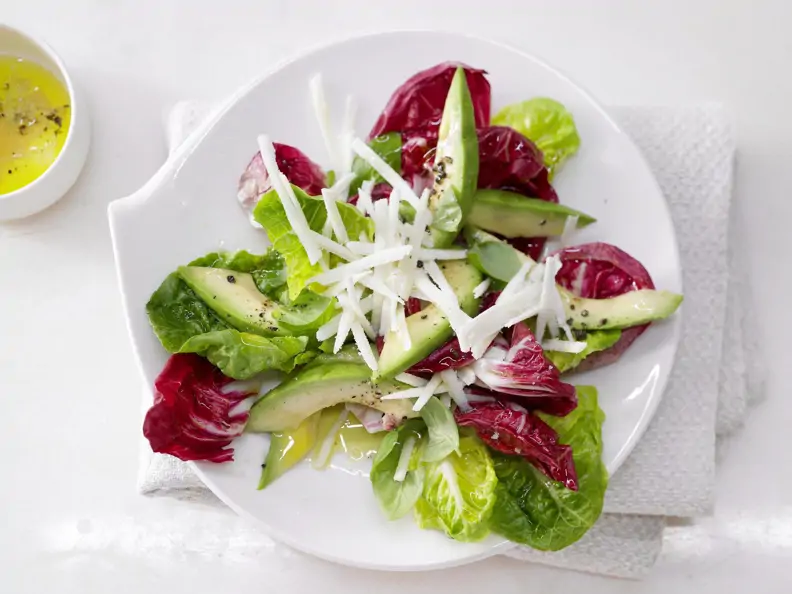 Gemischte Blattsalate mit Avocado