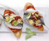 Paprika-Crostini mit Sardinen