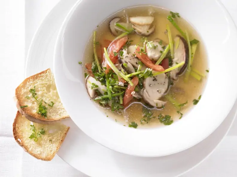 Steinpilzsuppe mit Tomaten