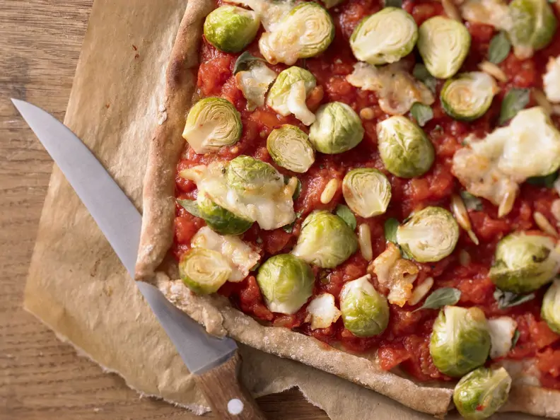 Pizza mit Rosenkohl