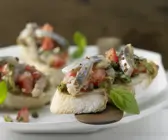 Matjessalat auf Crostini