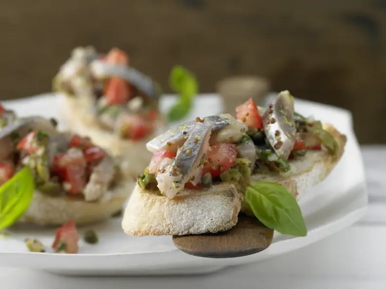 Matjessalat auf Crostini