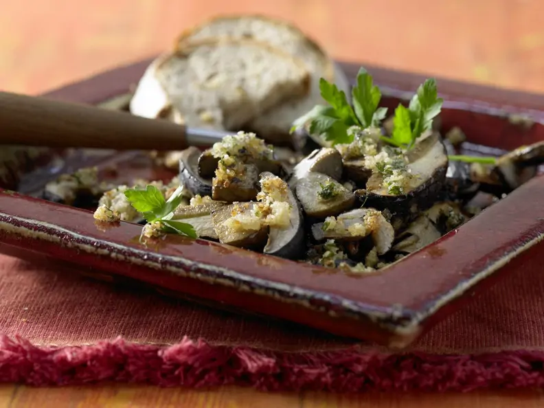 Maronenpilze mit Kräuter-Nuss-Kruste