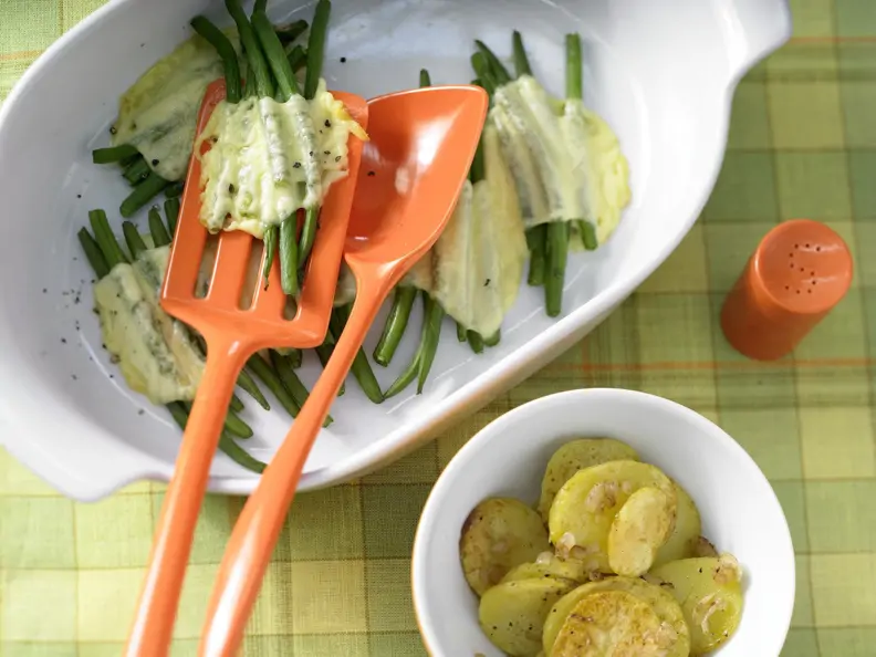 Bohnen-Käse-Päckchen mit Bratkartoffeln