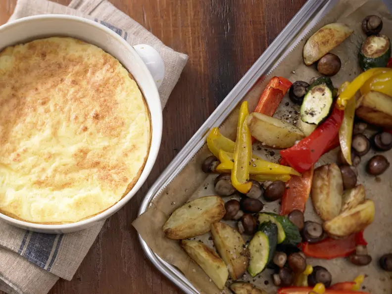 Käsesoufflé mit buntem Gemüse