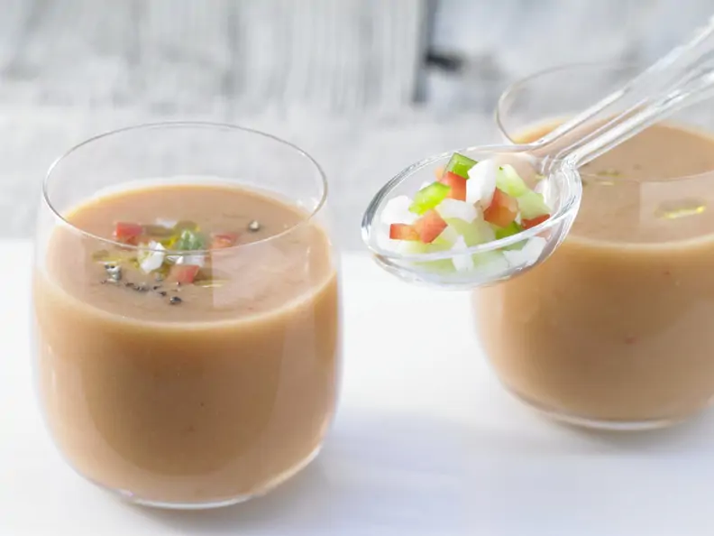 Gazpacho mit Weißbrot