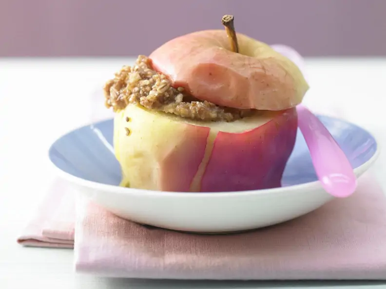 Bratapfel vegan in weißer Schale 