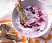 Beerenquark mit Brotsticks