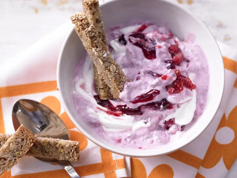 Beerenquark mit Brotsticks