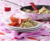 Nudel-Rührei mit Tomatensalat