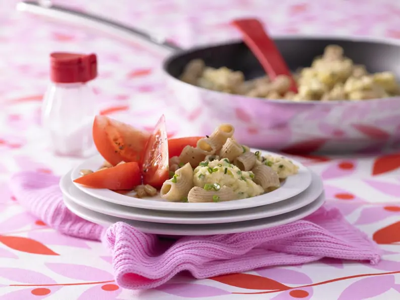 Nudel-Rührei mit Tomatensalat