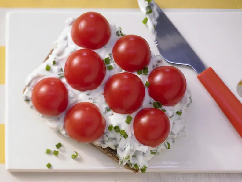 Schnittlauchbrot mit Tomaten